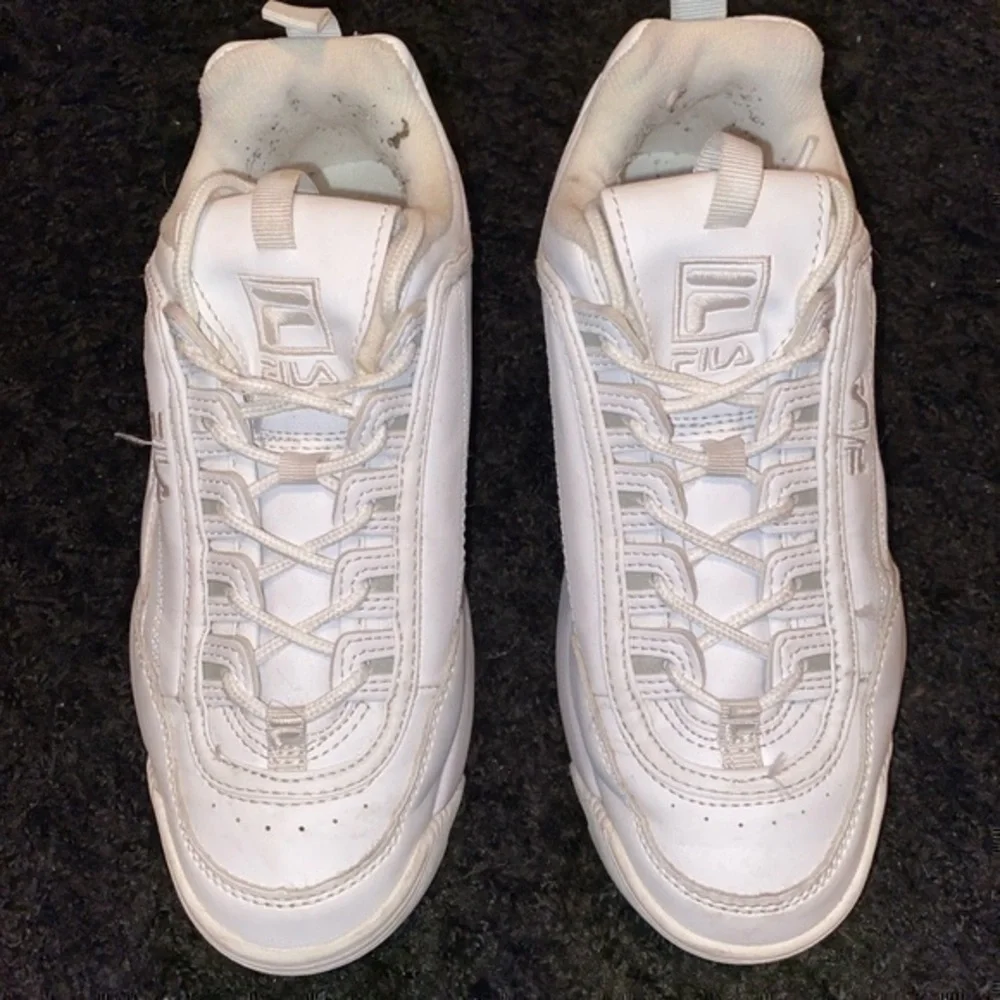 BOYS YOUTH 7/ WOMENS 8 WHITE FILA SNEAKERS❗️